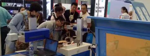 展會現(xiàn)場客戶學習認真